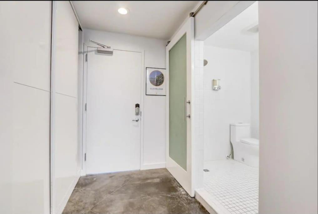 Kcm Mikros Smart Apartments 7 克里夫兰 外观 照片